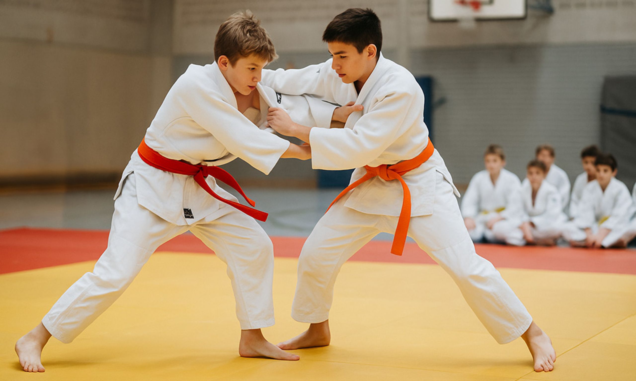 Zwei Jungs jugendlichen Alters während eines Judo-Kampfes