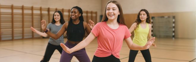 Hiphop tanzten Mädchen Gruppe in einer Turnhalle