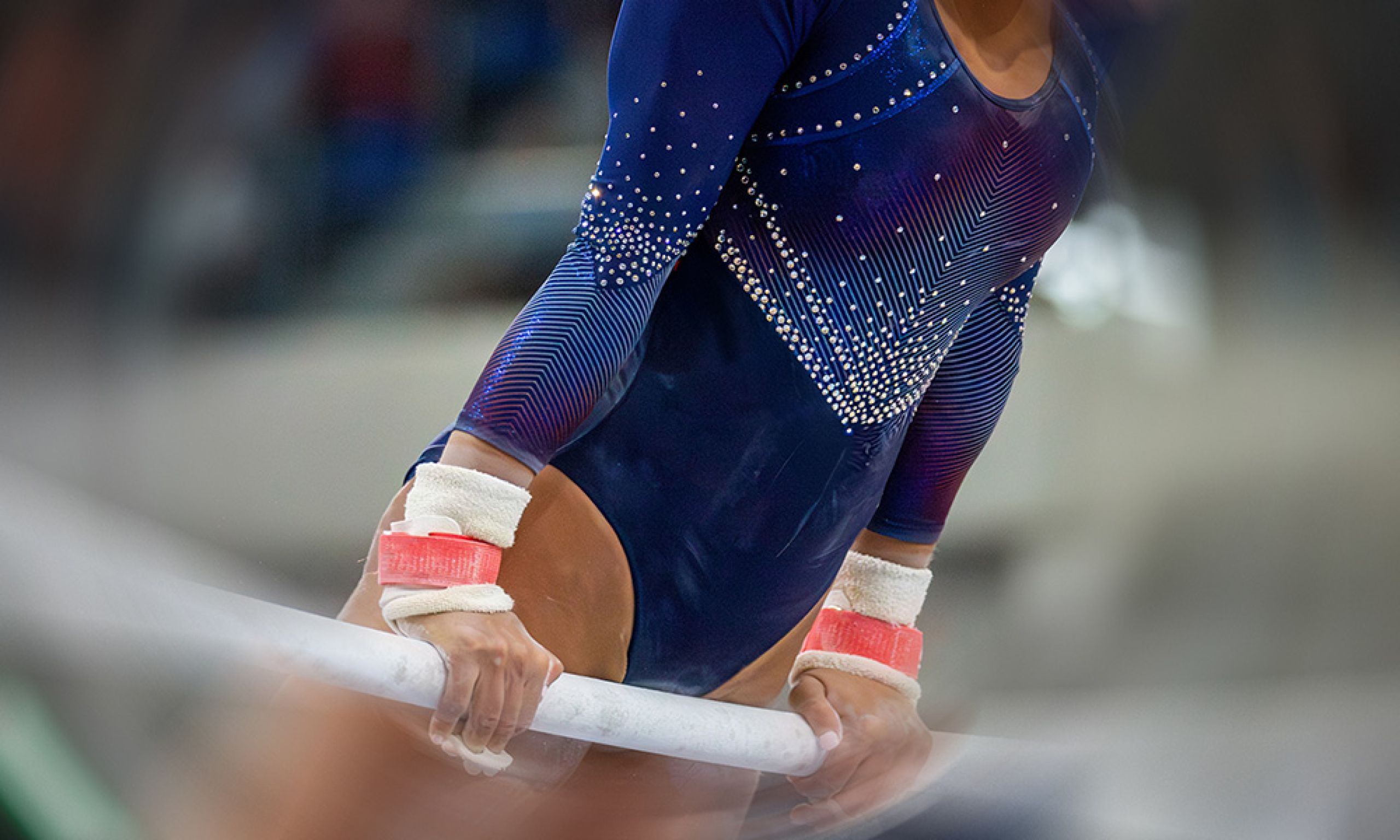 Nahaufnahme einer Kunstturnerin bei einer Ausführung