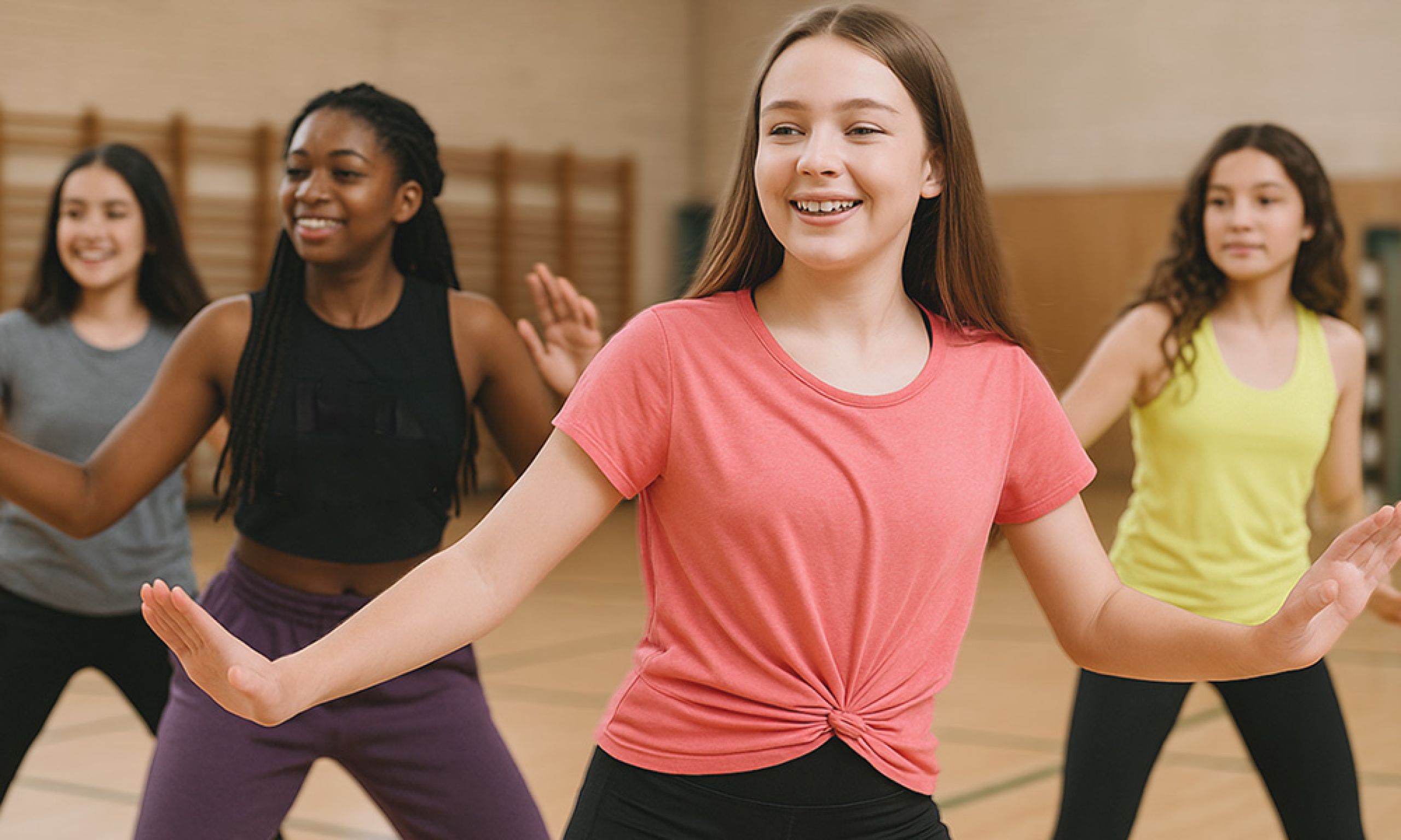 Hiphop tanzten Mädchen Gruppe in einer Turnhalle