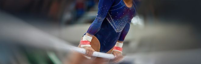 Nahaufnahme einer Kunstturnerin bei einer Ausführung